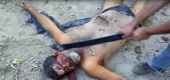 Horrible video de los zetas decapitando a el halcon del cartel del golfo.